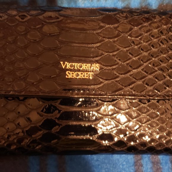 Victoria's Secret, NWOT, Black faux allegator print wristlet wallet. - Picture 3 of 12